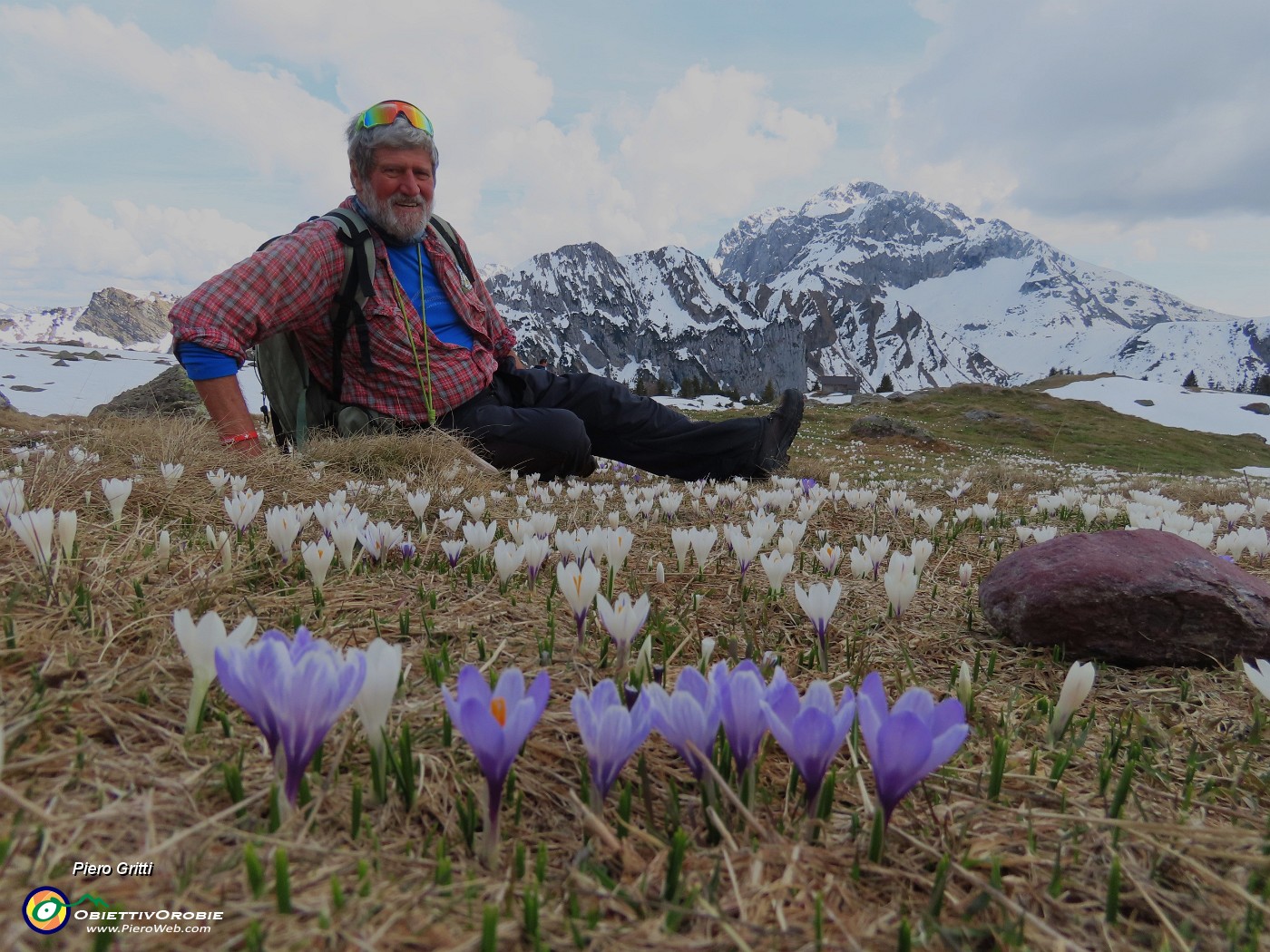 57 Per Marco-Delfo una bella foto-ricordo tra i crocus con vista in Arera.JPG